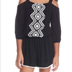 Black and white cold shoulder roper